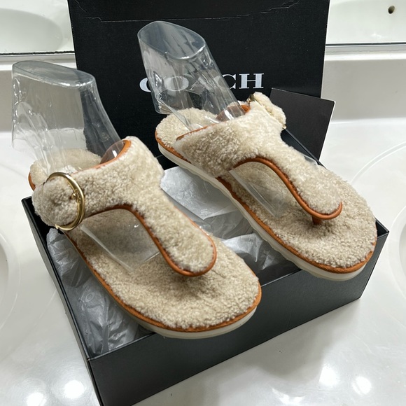 😁SOLD😁 Authentic Coach Women’s Beige & Brown Fuzzy Thong Sandals  10B - Picture 10 of 13
